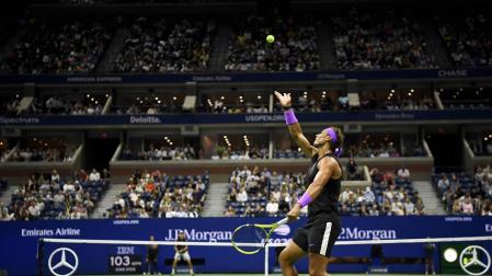 Rafa Nadal saca durante su partido contra John Millman.