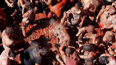 Un total de 20.000 personas han disfrutado este miércoles de la 74 edición de la Tomatina en la localidad valenciana de Buñol, donde los aproximadamente 150.000 kilos de tomate distribuidos en siete camiones han teñido de rojo las calles del municipio.