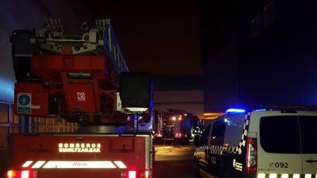 Los bomberos sofocan un incendio en la empresa Koxka, en Landaben