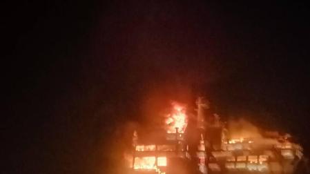 Un ferry incendiado en Filipinas.