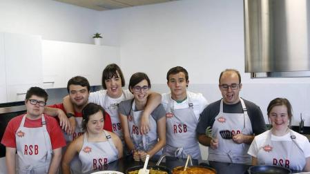 De Izda a Dcha: Mikel, Alex, Lucía, Ibone, Saioa, Julen, Sergio y Leire. Participanantes del programa.