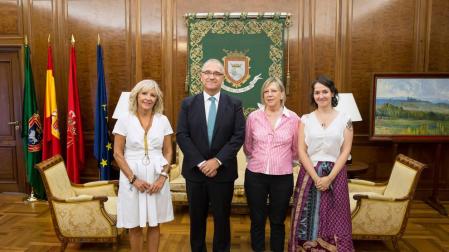 El alcalde de Pamplona recibe a la nueva presidenta de la Asociación Retina Navarra