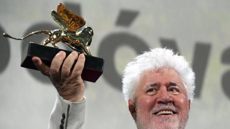 Pedro Almodóvar, con el León de Oro Honorífico.