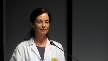 La gerente territorial de los hospitales Quirón, Lucía Alonso, durante la lectura del nuevo parte médico de don Juan Carlos.