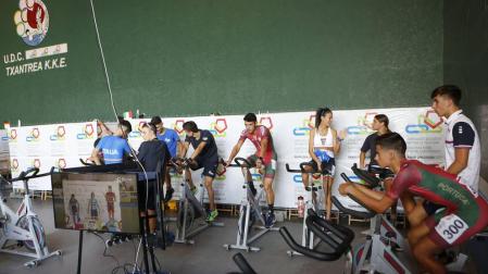 La zona habilitada para patinadores con bicicletas estáticas y pantallas para ver el Europeo.