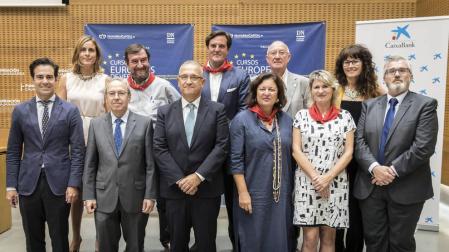 Organizadores de los cursos y ponentes en la última jornada posaron para una foto de familia que sirvió de punto final.