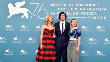 Los actores estadounidenses Laura Dern, Adam Driver y Scarlett Johansson posan en ante el photocall para 'Marriage Story' durante la 76a edición del Festival Internacional de Cine de Venecia, en Venecia, Italia.