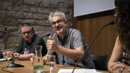 El director Julio Suárez hablando sobre el analfabetismo, junto al guionista Sebas Parra en el NIFF.