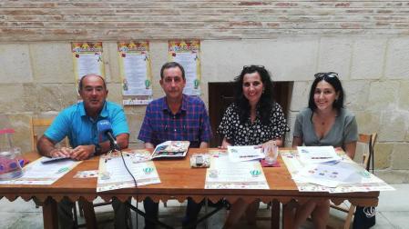 Ángel Luis González, presidente de Tierras de Iranzu; Carlos Gorricho, presidente de la Federación Navarra de Coros; la gerente de la asociación, Charo Apesteguía; y Arreta Urdangaráin, del valle de Yerri.
