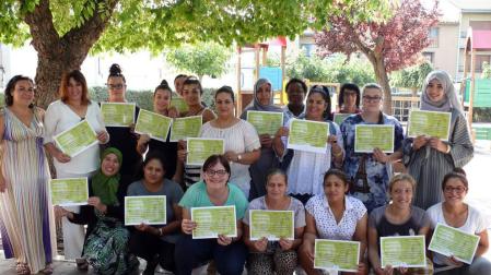 Las alumnas del curso de Monitor de Comedor Escolar desarrollado en Cintruénigo, con sus diplomas.