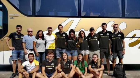 Grupo de atletas del Grupompleo Pamplona Atlético que salieron ayer rumbo a La Nucía (Alicante)