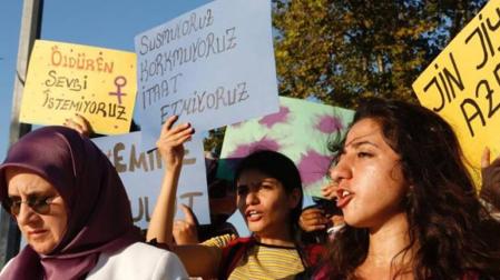 El asesinato grabado de Emine Bulut, el feminicidio que ha indignado Turquía