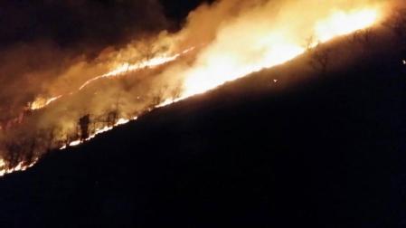Las llamas queman un monte en un incendio anterior
