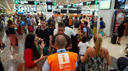 Pasajeros en la estación de Sants de Barcelona durante una nueva jornada de paros en Renfe convocados en dos tramos por el sindicato CGT
