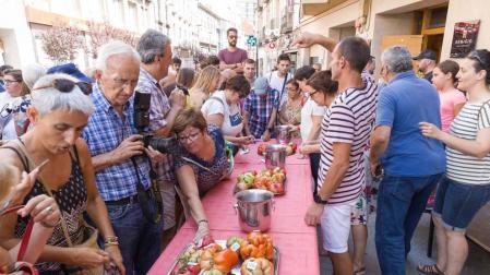 Un grupo de personas contempla los ejemplares que se presentaron a la categoría del tomate más 'feo', que fue elegido por votación popular.