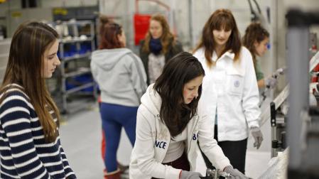 Visita de alumnas a Volkswagen Navarra.