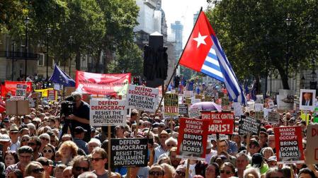 Cientos de miles de británicos se manifiestan contra la disolución del Parlamento