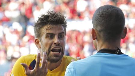 La puerta del vestuario visitante pagó el enfado de Piqué