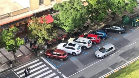 La Ordenanza vigente en Pamplona desde el 2 de agosto, prohíbe aparcar en los 5 metros previos a un paso peatonal