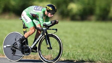 Primoz Roglic gana la contrarreloj de Pau y se enfunda la roja