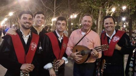 El actor Kevin Spacey, en Sevilla junto a miembros de la tuna.