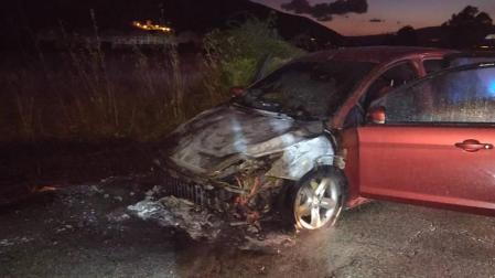 Los bomberos apagan un vehículo ardiendo en la NA-240 a la altura de Monreal