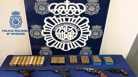 Los dos revólveres y las dos pistolas incautadas al arrestado.
