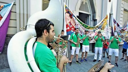 Las altas temperaturas de este sábado no han impedido que las peñas de Pamplona tomen las calles de la ciudad para celebrar su día.
