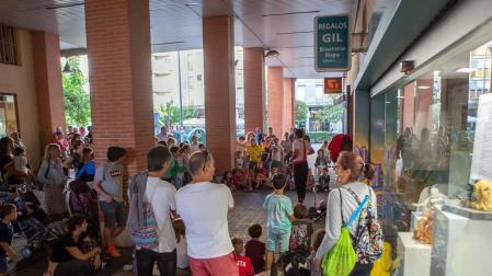 La asociación de comercio La Campana–Kanpaia Elkartea de Burlada ha organizado la sexta edición de 'La Noche del Vino y las Velas'. La cita fue el viernes 7 de septiembre y contó con la participación de 16 establecimientos. Descuentos especiales acompañaron la jornada y diferentes eventos dieron vida a los espacios comerciales, entre los que se incluyeron conciertos, talleres, charlas, degustaciones, concursos o una chocolatada.