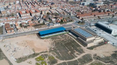 Imagen aérea de parte de la zona que ocupará el nuevo complejo deportivo, junto a las piscinas descubiertas y las pistas de pádel.