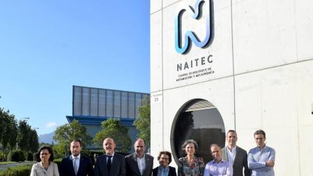 Cristina Gómez, directora del instituto de investigación INAMAT; Ramón Gonzalo, rector de la UPNA; Txus Pintor, director científico tecnológico de NAITEC; Manu Ayerdi, consejero de Desarrollo Económico; Estibalitz Erauzquin, directora general de NAITEC; Ana Burusco, directora general de universidad del Gobierno de Navarra; Francisco Javier Arregui, vicerrector de investigación; Iosu García, director del servicio de investigación; y Antonio López, director de área del vicerrectorado de investigación.