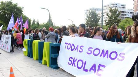 Cientos de personas se han concentrado este viernes a las puertas de la Audiencia Provincial de Navarra para apoyar a los cinco redactores y cinco tutores que han acudido a declarar sobre el programa Skolae y que han entrado a los juzgados entre aplausos y gritos de solidaridad.