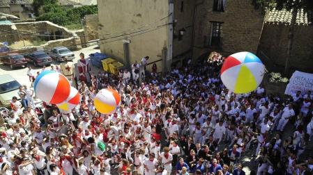 Los artajoneses se congregaron debajo del balcón del ayuntamiento para recibir las fiestas patronales, en honor a la Virgen de Jerusalén.