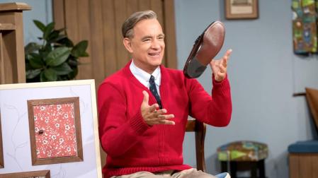 Tom Hanks, caracterizado como el icono televisivo estadounidense Fred Rogers.