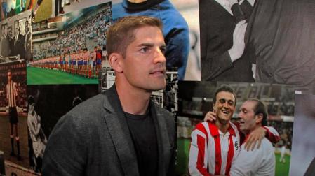 El seleccionador de España de Fútbol Robert Moreno, durante la inauguración del 'Espacio Quini', en el estadio del Molinón