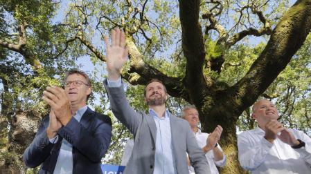 El presidente del Partido Popular, Pablo Casado (c), y el presidente de la Xunta de Galicia, Alberto Núñez Feijoo (i).