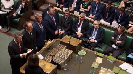 El Parlamento británico, con Boris Johnson en el centro.