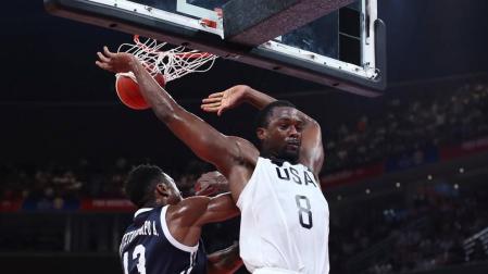 Harrison Barnes anota ante Thanasis Antetokounmpo.