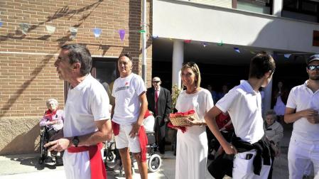 Los artajoneses se congregaron debajo del balcón del ayuntamiento para recibir las fiestas patronales, en honor a la Virgen de Jerusalén.