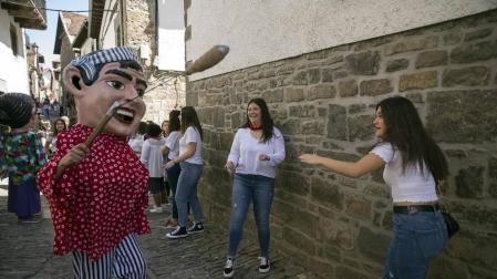 La diversidad es una seña de identidad de Ochagavía y así quedó puesto de manifiesto este año en el inicio festivo