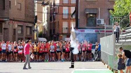 Javier Nagore y Deysi Gutiérrez entraron este sábado por la puerta grande de la plaza de toros de Lodosa en la V edición del Toro Soga Running de Lodosa.
