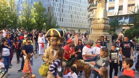 Salida de la comparsa de Gigantes y Cabezudos de Pamplona por el Privilegio de la Unión