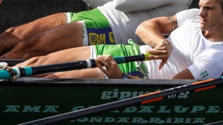 Iker Mariezkurrena, en pleno esfuerzo durante la regata de ayer en La Concha. El remero de Sunbilla sumó su segunda bandera