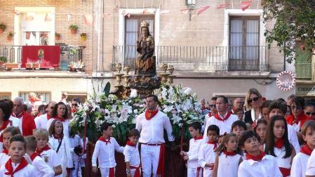 Los cirboneros no faltaron a su cita y perfectamente ataviados con la tradicional indumentaria blanca y roja, cientos de vecinos se apostaron ayer en la puerta de la parroquia de San Juan Bautista para acompañar a su patrona, la Virgen de la Paz, en su procesión.