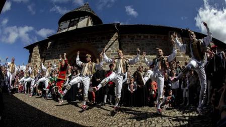 Los ochagaviarras celebraron el segundo día de fiestas con bailes de los danzantes, música de los gaiteros y una procesión a la Virgen de Muskilda.