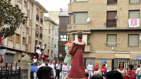 Los peralteses despidieron el domingo a sus gigantes y cabezudos con un multitudinario acto en el que también se le quito el pañuelo a la patrona.