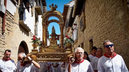 Artajona arropa a su patrona