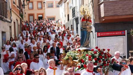 Un buen número de vecinos y visitantes arroparon ayer a la imagen de la Virgen del Rosario durante su procesión por las calles más céntricas de Ablitas.