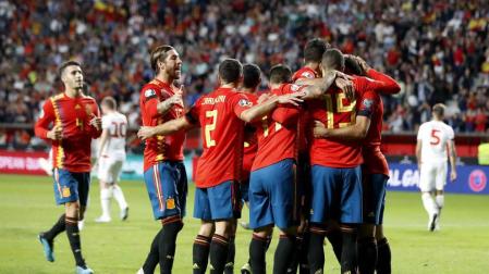 Rodrigo y Alcácer homenajean a Quini en la goleada a las Islas Feroe