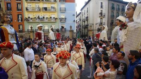 Los gigantes y cabezudos conmemoran en las calles de Pamplona el Privilegio de la Unión